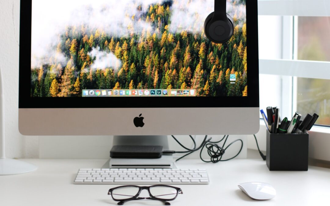 Free Turned on Silver Imac With Might Mouse and Keyboard Stock Photo